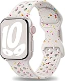 【Conexión Segura & Instalación Sencilla】La correas deportivas deportiva está equipada en ambos extremos con abrazaderas para smartwatch, que están alineadas con precisión con la interfaz del reloj. No se necesitan herramientas adicionales para la instalación: simplemente alínala con la ranura de conexión y apriétala firmemente para fijarla. Para quitarla, presiona el botón de liberación de la abrazadera y tira suavemente la correa hacia afuera, un proceso rápido y cómodo