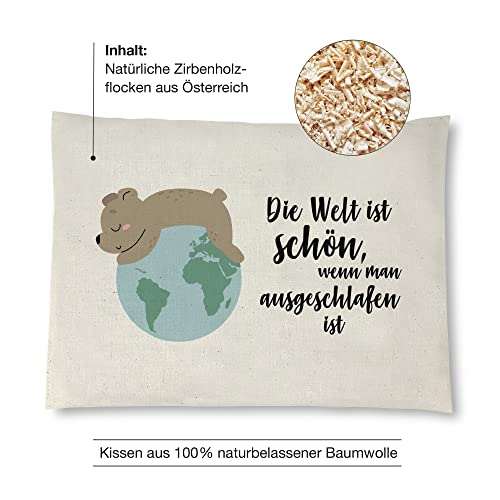 reelax.me Zirbenkissen 26x19 cm - Zirbenholz Kissen aus Baumwolle gefüllt mit Zirbenholzspänen aus Österreich - Handgemachtes Zirbenholz Produkt Motiv Bär
