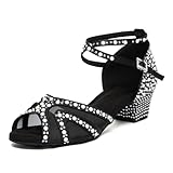 Materiale: l'intera scarpa è realizzata in raso con strass per un look elegante e alla moda. La punta è in mesh per garantire morbidezza e traspirabilità. La suola è realizzata in pelle scamosciata antiscivolo e resistente, ideale per l'uso in interni.