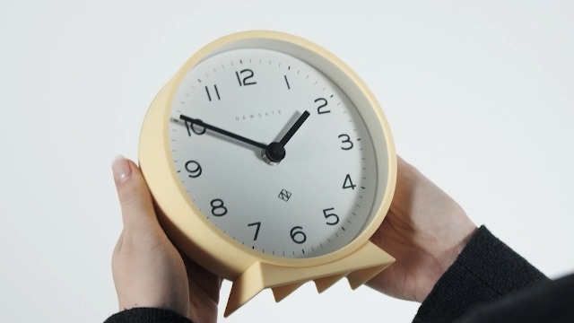 NEWGATE M Mantel 置時計 ホワイト/ブラック Amazon.com: NEWGATE® M Mantel Echo Desk Clock | Modern Round