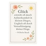 AstraDesign Blechschild „Glück entsteht“ 20x30 cm, Beige/Pastell – wetterfest, rostfrei, mit vorgebohrten Löchern – Metallschild mit Zitat von Wilhelm Busch – Wanddeko & Geschenkidee