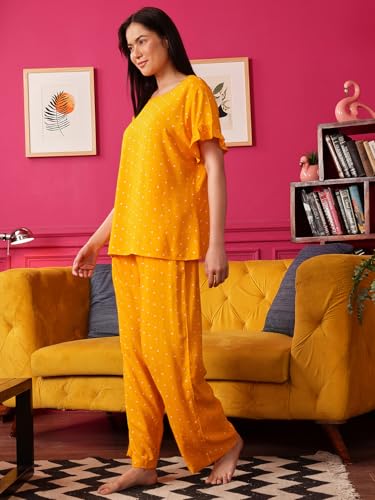 Image of Clovia Women's Rayon Printed Top & Pyjama Nightsuit Set