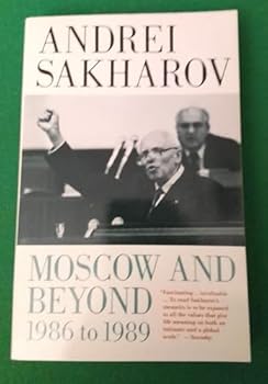 Paperback Moscow and Beyond: 1986 to 1989 Book