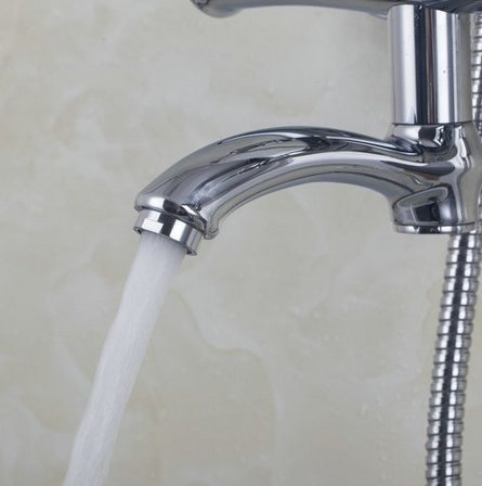 Support mural baignoire robinet Gowe avec un ensemble de douche et pommeau à finition chromée.