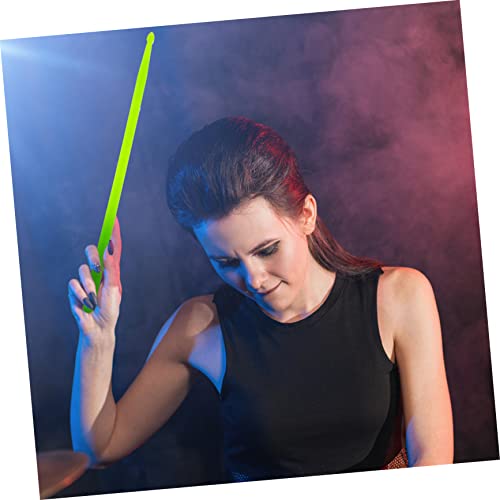 FAVOMOTO 2 piezas Baquetas de batería fluorescentes verdes con LED para actuaciones nocturnas y diseño estilizado para conciertos y eventos miniatura 3