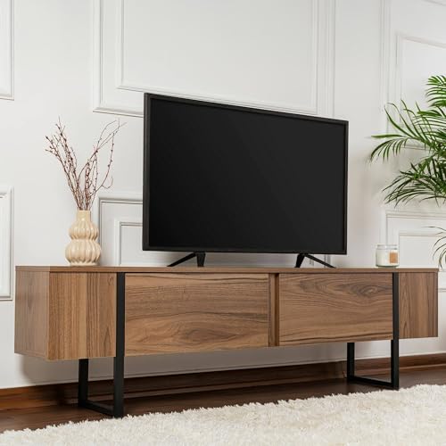 STRUTTURA E UTILIZZO - Le sue linee pulite e il suo design contemporaneo eleveranno immediatamente l'aspetto di qualsiasi spazio, creando un punto focale che è sia pratico che visivamente attraente - Grazie alla sua struttura, questo mobile tv non è solo resistente e robusto, ma anche facile da pulire e mantenere - Con un ampio spazio di archiviazione per tutti gli elementi multimediali essenziali, questo supporto tv dispone di una spaziosa superficie per il televisore, due ripiani aperti per i lettori multimediali e due armadietti per nascondere il disordine