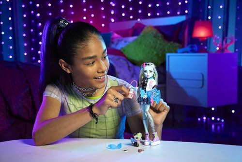Monster High Frankie Puppe, Elektrisierende Mode, Voltageous College-Jacke, gruseliges Zubehör, flexibler Körper, für Kinder ab 4 Jahren… – Ansicht 2