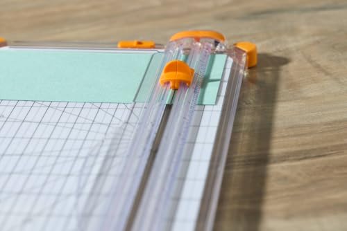 Fiskars SureCut Papierschneidemaschine, A4, Breite Grundfläche, Großer Papierschneider mit Schnittlinienführung, Weiß/Orange, 1077980