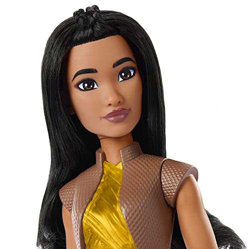 Mattel Princesses Disney Poupée Raya articulée avec tenue, bottes, brassards, longs cheveux noirs à coiffer et accessoires, Jouet Enfant, Dès 3 ans, HLX22