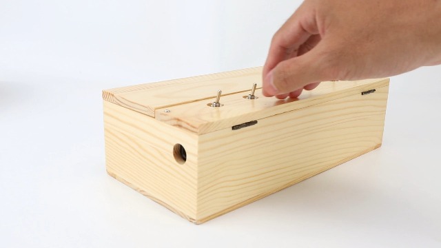 „Useless Box“ Aus Holz – Lustige Maschine Mit Automatischem Finger | Spaß-Geschenk Für Erwachsene & Kinder
