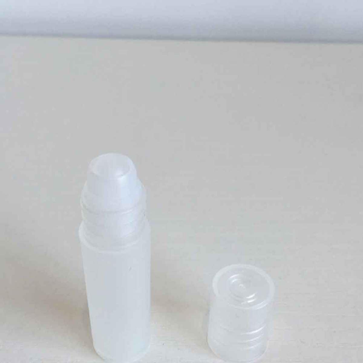 Weiße Pp Rollflaschen Tragbare Kleine Fläschchen 100 Stück 5ml für Präzise Anwendung Nachfüllbare Ballflaschen zum Reisen für Parfüm und Andere Flüssigkeiten