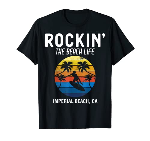 Stai viaggiando a Imperial Beach in California per una vacanza in famiglia? Prendi questo Rockin The Beach Life Imperial Beach CA. Un design indispensabile per rendere la vostra vacanza al surf Imperial Beach una foto perfetta! Ottimo per tutti - uomini e donne.