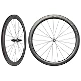 roue arriere carbone velo route Technologie de freinage Centerlock fiable : les supports centraux sur les roues avant et arrière permettent un montage rapide et sûr des disques de frein, assurant une performance de freinage constante et fiable dans toutes les conditions météorologiques.