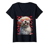 Adorabile maltese che indossa occhiali da sole a forma di cuore e con una rosa e circondato da cuori per coppie proprietari di animali domestici e amanti dei cani maltesi che amano San Valentino.