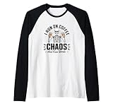 Café Caos Y Cuss Palabras Cráneo Gótico Esqueleto Humor Oscuro Camiseta Manga Raglan