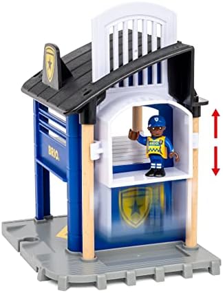 BRIO World 36025 Polizei und Feuerwehr Set Deluxe - Großes Rettungskräfte-Set mit Polizeistation, Feuerwehrzug, Löschhubschrauber und Krankenwagen - Empfohlen für Kinder ab 3 Jahren