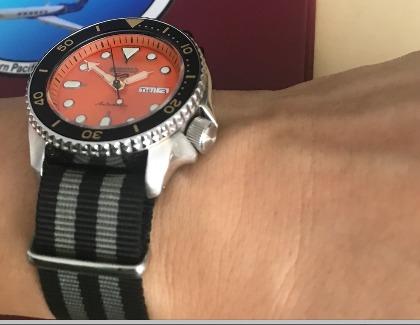 Seiko 5 Laranja no pulso