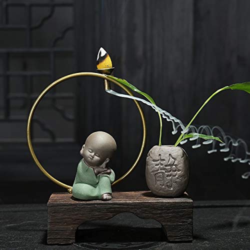 Statue petit moine bouddhiste et porte-encens cascade pour une ambiance apaisante