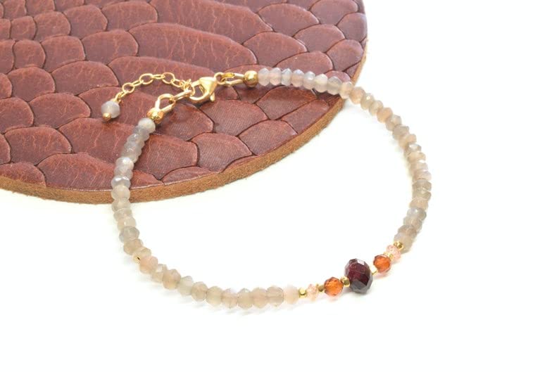 Bracelet pierre de lune grise grenat ajustable : fini les bijoux fragiles