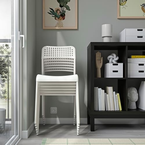 Chaise Sandsberg blanc autour de la table pour des repas conviviaux