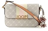 Die klassische JOOP! Umhängetasche hat einen frischen und peppigen Look. Perfektioniert wird das traumhafte Design der JOOP! Tasche durch einen hübschen Anhänger und macht dadurch jedes Ihrer Stylings zu etwas Besonderem. Maße: 20,5 x 14 x 8 cm