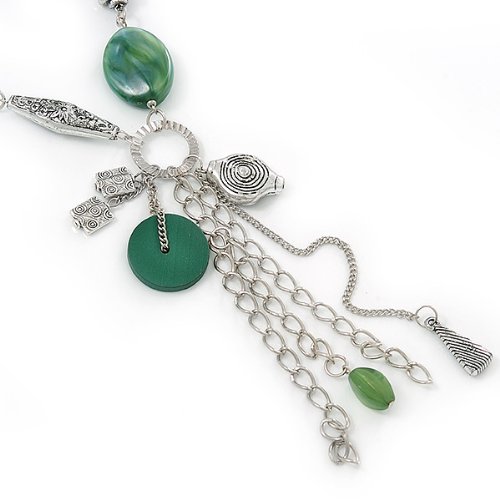 Collar de resina verde largo con borla plateada y pendientes de bisutería 3