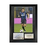 Un bellissimo autografo incorniciato a mano, presentato nella nostra cornice premium da 47 x 35 cm.
