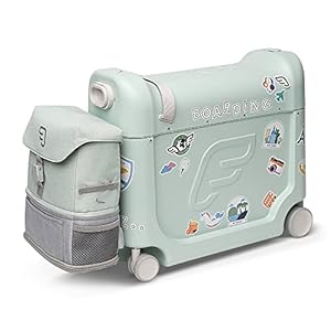JetKids de Stokke, Kit de Viaje, Verde – Incluye la Maleta BedBox, para Montar y con Cama + Mochila Crew Backpack, Ajustable, Ligera y expansible – Esenciales de Viaje para niños de 3 a 7 años
