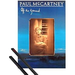 1art1 Paul McCartney Affiche Murale (89×59 cm) Off The Ground Et Kit De Fixation Noir - Les Beatles, Paul McCartney, John Lennon, RIngo Starr, George Harrison