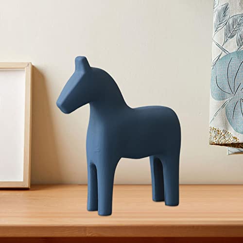 Art décoratif moderne avec cette statuette en bois bleu