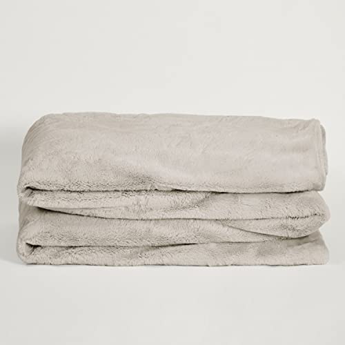 The Best Cuddle Blankets for a Warm and Cosy Winter