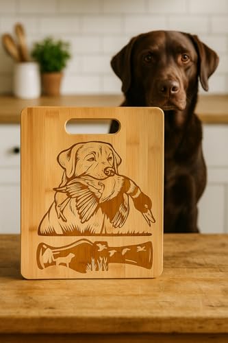 Tabla de cortar de bambú con escena de caza: Labrador Retriever sosteniendo un pato, bloque para picar en la cocina, regalo miniatura 3