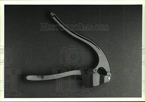 Historic Images 1990 Press Photo Kitchen Utensil, Garlic Press - sya41127