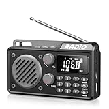 【Radio Portative avec Lanière】: Cette petite radio est compacte et légère (dimensions : 13,42 × 7,72 × 3,28 cm, poids : 179,5 g). Équipée d'une lanière, tu peux facilement la suspendre à ton sac ou la mettre dans ta poche pour écouter tes stations préférées n'importe quand et n'importe où en plein air. Cette radio personnelle est ton compagnon de voyage idéal pour les road trips.