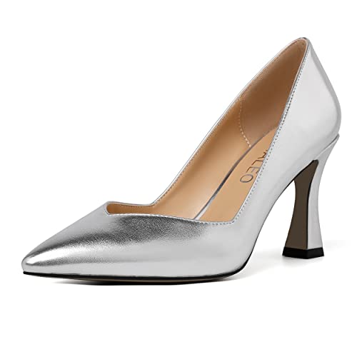 Моншадағы жалаңаш әйелдер мен еркектер