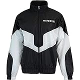 Die überarbeitete Nike Grafik und die gewebten Überzüge aus schimmerndem Ripstop zollen den von Technologie inspirierten Styles und Trends der 2000er-Jahre Tribut.