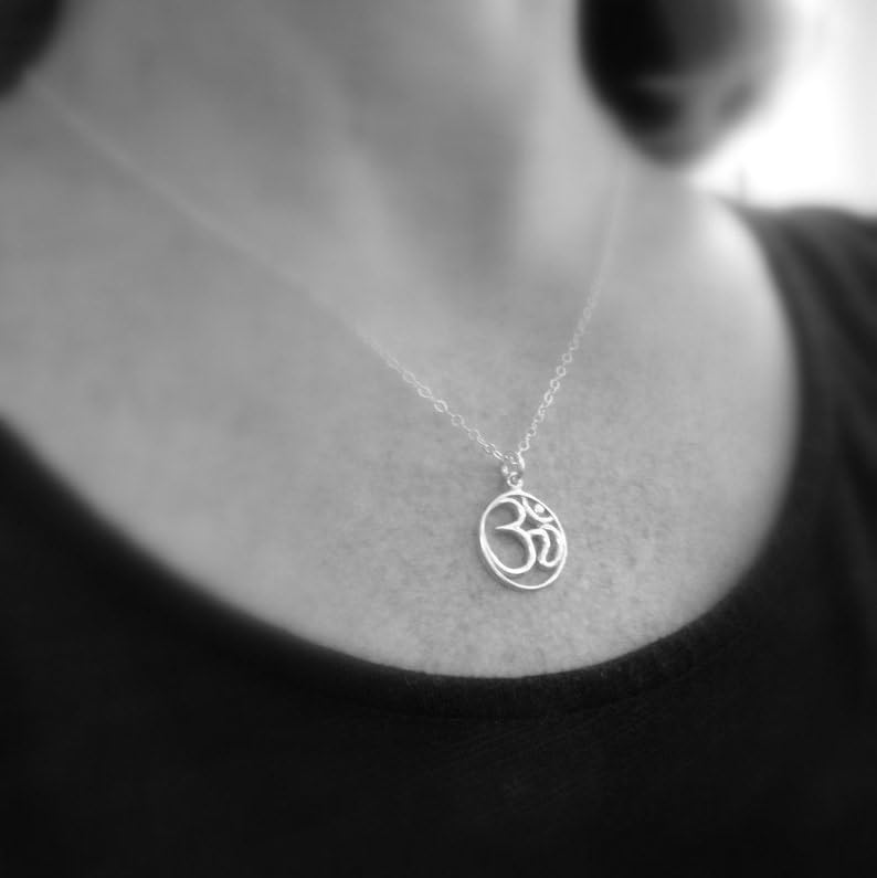 LKBEADS Collana om in argento sterling 925. Ciondolo a cerchio. Gioielli zen yoga. Piccolo e semplice simbolo ohm. Delicato. Per tutti i giorni. Gioielli delicati. Regalo | Con catena da 18 pollici |