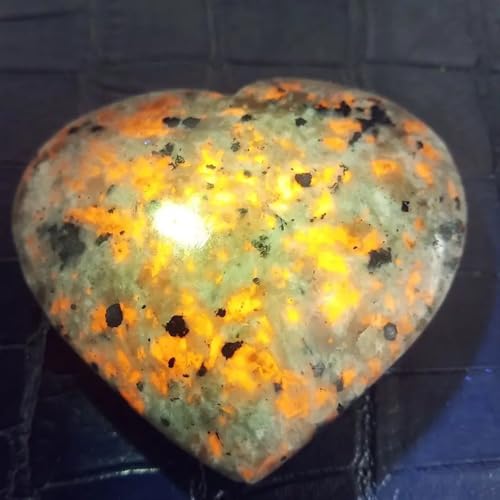 Pierre fluorescente contre l'obscurité, cœur de cristal apaisant - 3