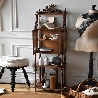 Witryna w stylu vintage z litego drewna do salonu, ze szklanymi drzwiami i otwartymi półkami,
