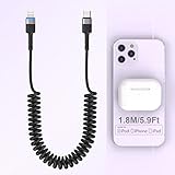 🚀【Nuevo Diseño De Bobinado De 1,8 m】: se adopta el diseño de forma de resorte, la longitud no es desordenada y la longitud razonable del cable de resorte puede facilitar la carga en el copiloto o en el asiento trasero. (Cable USB C a Lightning), la solución perfecta para mantenerte limpio, ordenado y alejado de los cables. Esta longitud es ideal para uso de larga distancia en el hogar, la oficina, el automóvil, los viajes y más. Apple CarPlay es compatible.