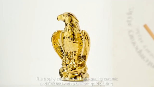 Figura Decorativa Águila Cerámica Dorada 7.25 in miniatura 7