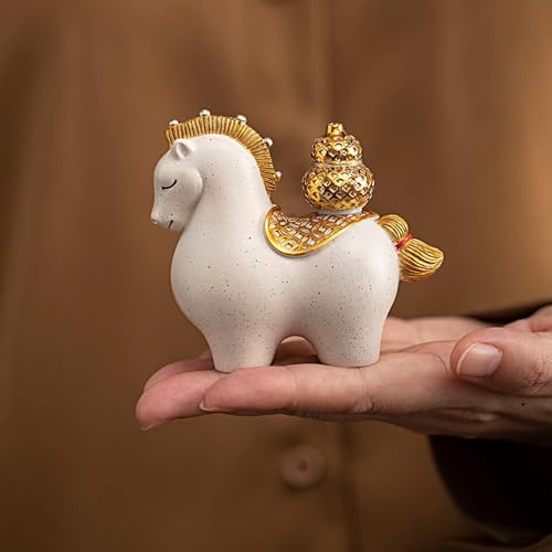 Figurines de cheval pour sublimer une bibliothèque ou un bureau terne