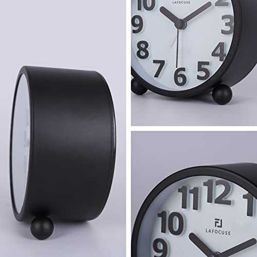 Lafocuse Metallo Sveglia Silenzioso con Luce Notturna, Snooze Sveglia da Comodino Analogico Nero Numeri 3D, Classico senza Ticchettio Orologi da Scrivania e da Scaffale 10.5cm