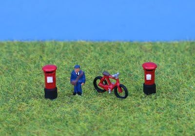 PD Marsh N GAUGE PAINTED POSTMAN & POSTBOXES