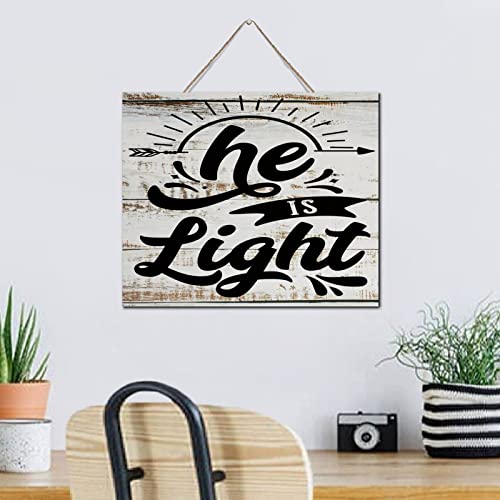Plaque murale rétro He Is Light en bois pour habiller un mur vide de bureau