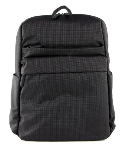 Zaino realizzato in mitrix, storico materiale del marchio Mandarina Duck. Leggero, versatile; gli spallacci regolabili uniti alle tasche interne ed esterne lo rendono comodo e funzionale. Presenta scomparto per PC 15 pollici.