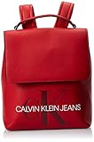 Diese Calvin Klein Tasche ist der Hingucker schlechthin. Der Rucksack mit dem großen Logo auf der Front zieht die Blicke nur so auf sich. Im Inneren bekommen Sie all Ihre Habseligkeiten unter. Maße: 26 x 30 x 13 cm