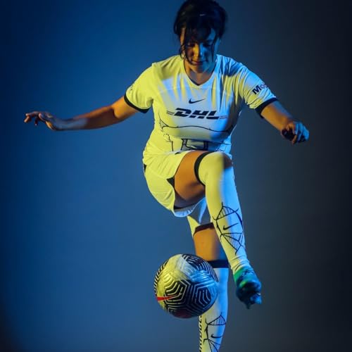 『Beyond The Pitch: Developing Football Excellence』のカバーアート