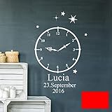 Wandtattoo Geburt Geburtszeit mit Uhr und ihren Wunschdaten sowie Zubehör wie Punkte, Feder und Schmetterling.