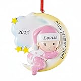 🎁 Le Cadeau de Naissance Idéal Vous cherchez un cadeau de naissance ou de Noël mémorable pour de nouveaux parents, grands-parents, ou pour votre propre enfant ? Livré prêt à offrir, cet ornement personnalisé est un choix unique et touchant qui transmettra à coup sûr la joie des fêtes